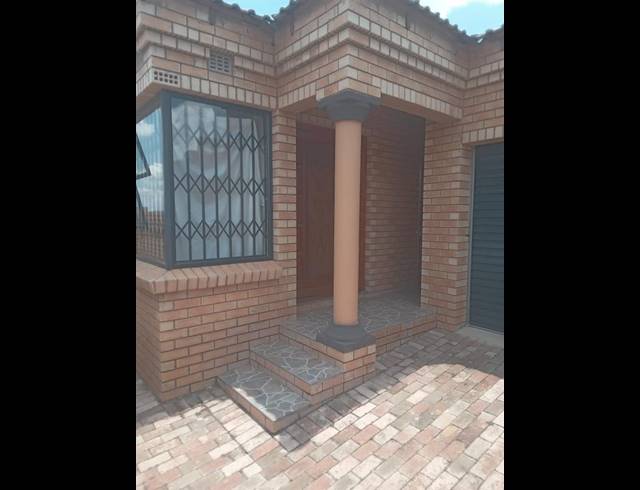 2 BEDROOM HOUSE FOR SALE IN MEADOWLANDS ZONE 10